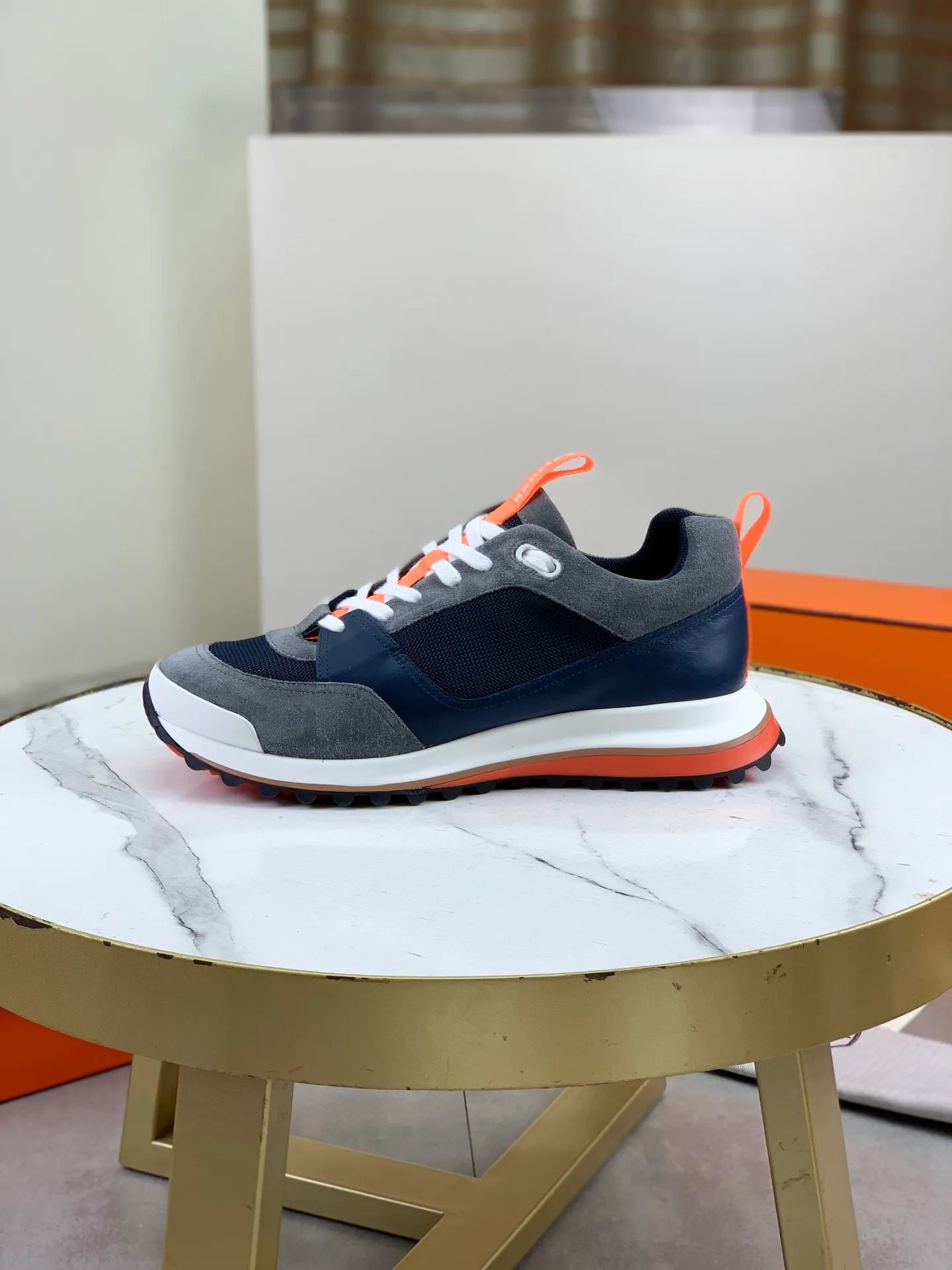 Factory price P800 Top version Original order Hermes men's Drift Sneaker summer new casual sports shoes Original purchase development and production H family men's classic series technological breathable fabrics with cowhide casual sports shoes Casual sports dad shoes combine high-tech breathable materials and cowhide, H family exclusive button decoration on the side The outsole is full of H italic design and bright colors show vitality and continue the brand design inspiration. Stroll around the city lightly and feel free and comfortable. Delivered in exquisite packaging🛍📦 ▪️Fabric: original customized breathable material + first layer of cowhide ▪️Inner: cowhide feet ▪️Outsole: molded and evacuated PU+TPU material ▪️Size: 39-44 (38 45 46 customized) Multiple colors available Premium packaging